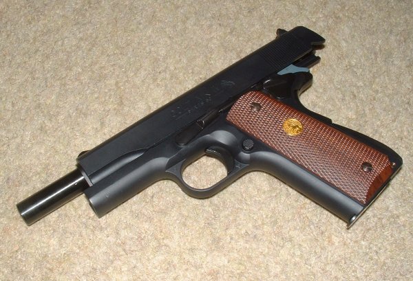 Excellent replica - Note how good the 'wood' grips are.