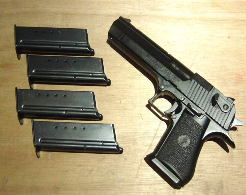 1st edition Desert Eagle GBB came with 4 magazines.