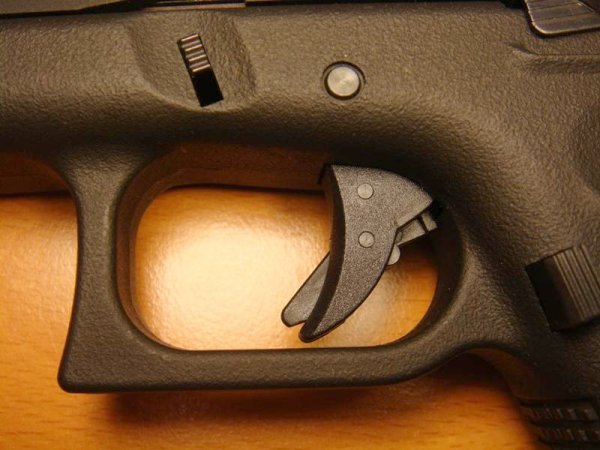Distinctive Glock trigger is present on KSC guns (not on US market KWAs)