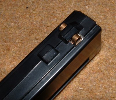 Contacts on magazine transfer electricty to drive mechanism in the gun