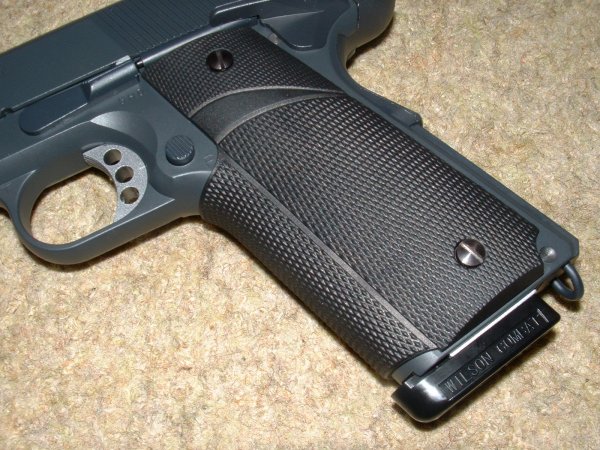 Grips are Pachmayr replicas. Note target style trigger.