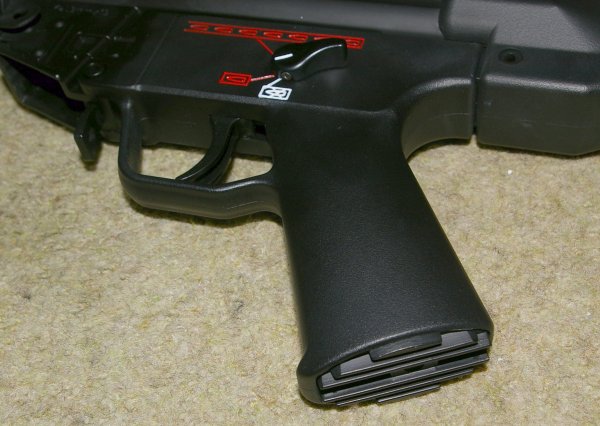 Large heatsink on base of pistol grip
