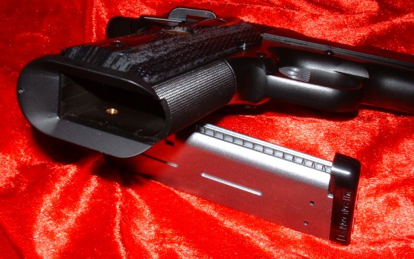 Base of grip features inbuilt mag well. Magazine doesn't fit other 1911s.