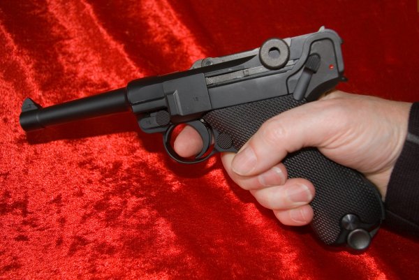 Luger is a compact gun and the grip angle fits the hand well.